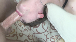 Бойфренд жестко трахает горло талантливой любовницы здоровым членом