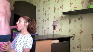 Крупный папаша приспустив трусы отжарил на столе молодую дочку в кедах