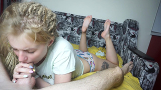 Маленькая блонди с дредами делает парню охуенный минетик