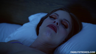 Небритый сынок ебёт милфу с большой грудью при спящем отце