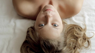 Нежная девка дрочит правой рукой