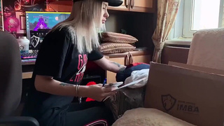 Русская доставщица потрахалась с клиентом в попочку чтобы не писал жалобу