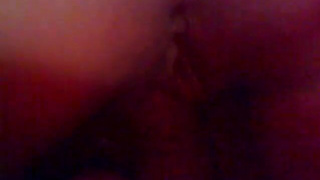 Привычно наблюдает как любимая шпилится с двумя