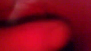 Привычно наблюдает как любимая шпилится с двумя