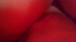 Привычно наблюдает как любимая шпилится с двумя