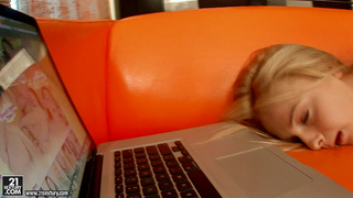 Самцы прут в два члена юную русскую белокурую девушку Ivana Sugar