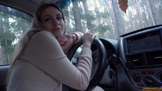 Русская мачеха соблазнила пасынка минетом в машине, об этом отец не должен узнать!