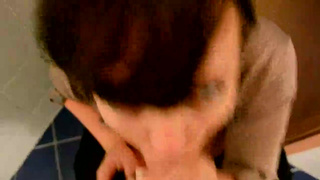 Пухлые губы девицы пиявкой впиваются в стояк мужика