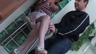 Старый мужчина жарит на столе юную девченку