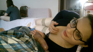 Сучка в больших очках страстно берет на клык