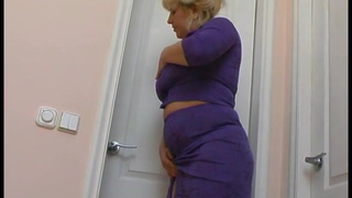 Любопытная русская взрослая пышка подсмотрела за молоденьким в ванной и дала