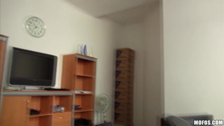 Молоденькая развратница за деньги готова на все