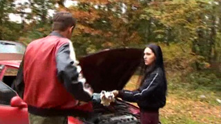 Мужичек загнул брюнетку в позе раком и жестоко чпокнул на капоте