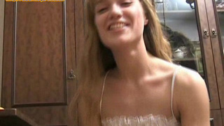 Пьяная девушка показала трусики своему собеседнику