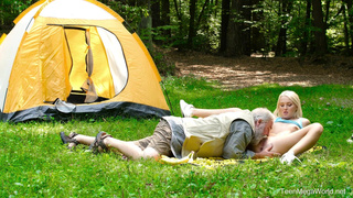 Старый дед лижет пещерку внучке в диком лесу