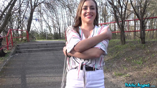 Грудастенькая русская туристка прыгает на конце чешского пикапера в парке