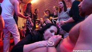 Сучки на секс вечеринке развлекаются со стриптизерами