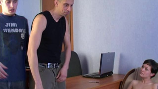 Батя с сыном вдвоем сношают проститутку Наташу в офисе