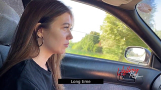 Студентка посасывает большой хуец незнакомца в машине за то что подвез