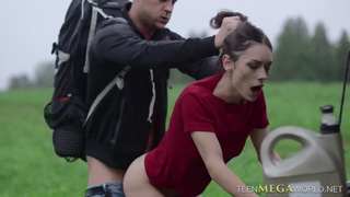 Путешественник загнул на четвереньках и отжарил красивую студентку