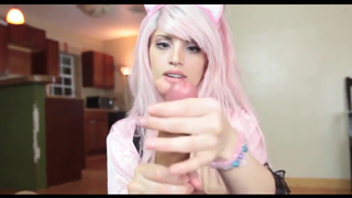 Приятная анимешница теребонькает своему парню хер до оргазма