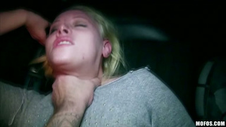 Грубый секс с милой и ненасытной молоденькой шлюшкой