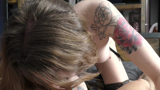 Длинноногая девушка дала в попку русскому соседу пока пацан на работе