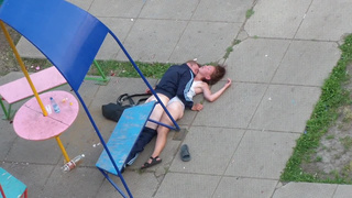 Алкаш шпилит тетку прямо во дворе возле детской площадки