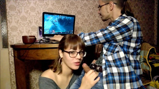 Барышня облизывает у пацана дотера