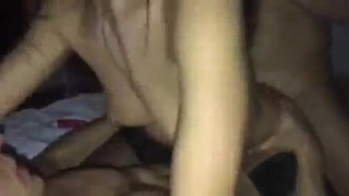 Пьяную женщину вдвоем чпокают во все щели