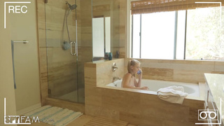 Дал в ротик сестре, насмотревшись на мастурбацию