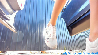 Публичный сквирт! Вынесла вебку и теребонькает прямо на парковке