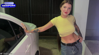 Она мне предложила секс, а я не против — оттрахал прямо на капоте