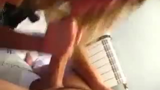 Длинноволосая бестия любит баловать своего пацана приятным минетом