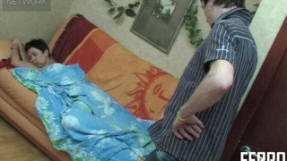 Спящая матюрка была трахнута молоденьким пареньком в анал