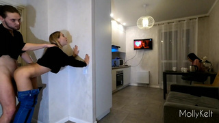 Пиздец! Чувак жарит подруг за углом, пока его леди скролит Instagram