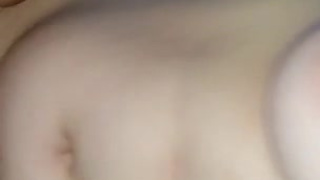 Благоверная скачет сверху на пенисе муженька в домашнем порно