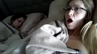 Сестренка ласкает киску перед вебкой ночью