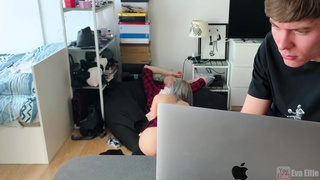 Белокурая девченка изменила парню с русским другом в его присутствии