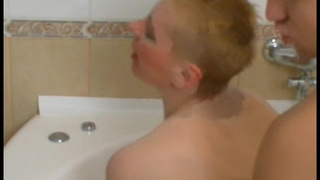 Сынок аккуратно чпокает мильфу в ванной