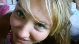 Барышня делает минетик в поезде своему парню